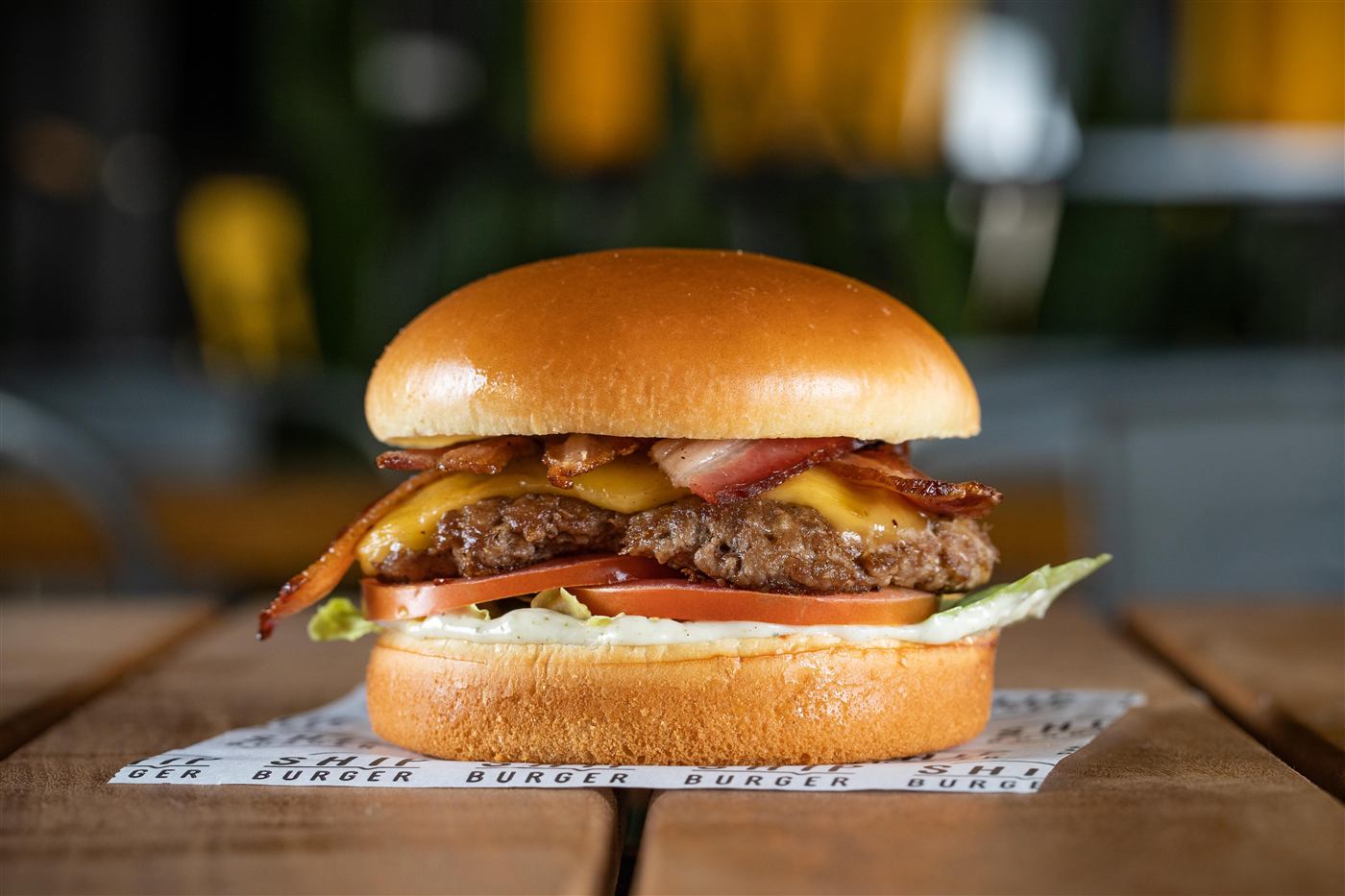 Bacon Burger — hambúrguer artesanal com bacon, alface e tomate