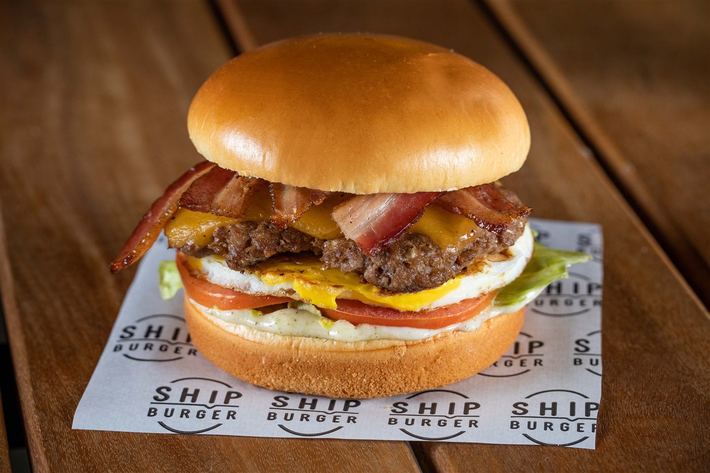 CheeseEgg Bacon — hambúrguer com queijo, bacon e ovo